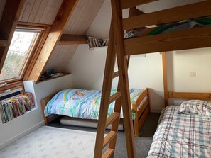 6 slaapkamers, een strijkplank/strijkijzer, reisbedje, gratis wifi