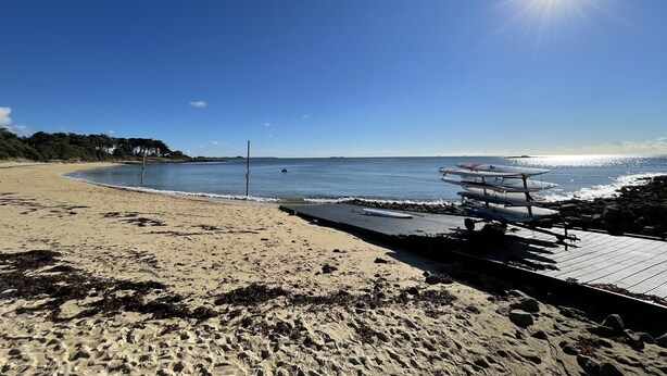 Nær stranden, solsenger og strandhåndklær