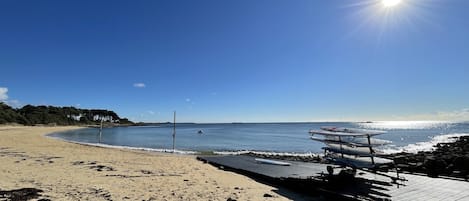 Vlak bij het strand, ligstoelen, strandlakens