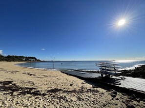 In Strandnähe, Liegestühle, Strandtücher