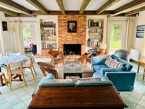 Télévision, cheminée, lecteur de DVD, table de tennis de table