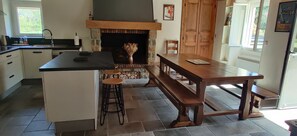 Fridge, microwave, oven, stovetop - Country house with heated pool (Thevet-Saint-Julien)