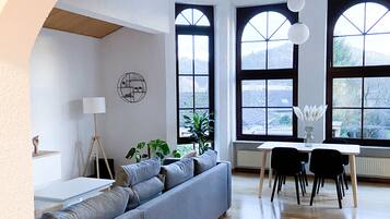 Televisor intel·ligent, llibres i pantalles d'ordinador