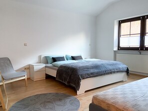 2 Schlafzimmer, Schreibtisch, Bügeleisen/Bügelbrett, Reisekinderbett