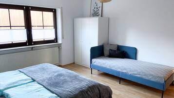 2 dormitoris, escriptori i planxa i posts de planxar