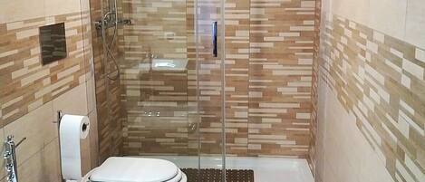 Dusche, Haartrockner, Bidet, Handtücher