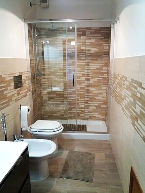 Douche, sèche-cheveux, bidet, serviettes fournies