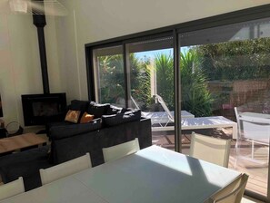 Smart TV, chimenea, videojuegos y reproductor de DVD 