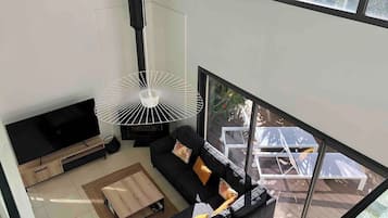 Smart-tv, een open haard, videospelletjes en een dvd-speler