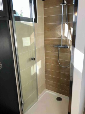 Dusche, Haartrockner, Handtücher, Toilettenpapier