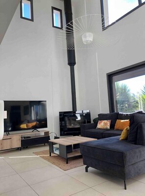 Smart TV, fireplace, video games, DVD player - Villa Gloria. Magnificent villa with swimming pool (Villelongue-de-la-Salanque)
