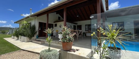 Alberca al aire libre y alberca climatizada