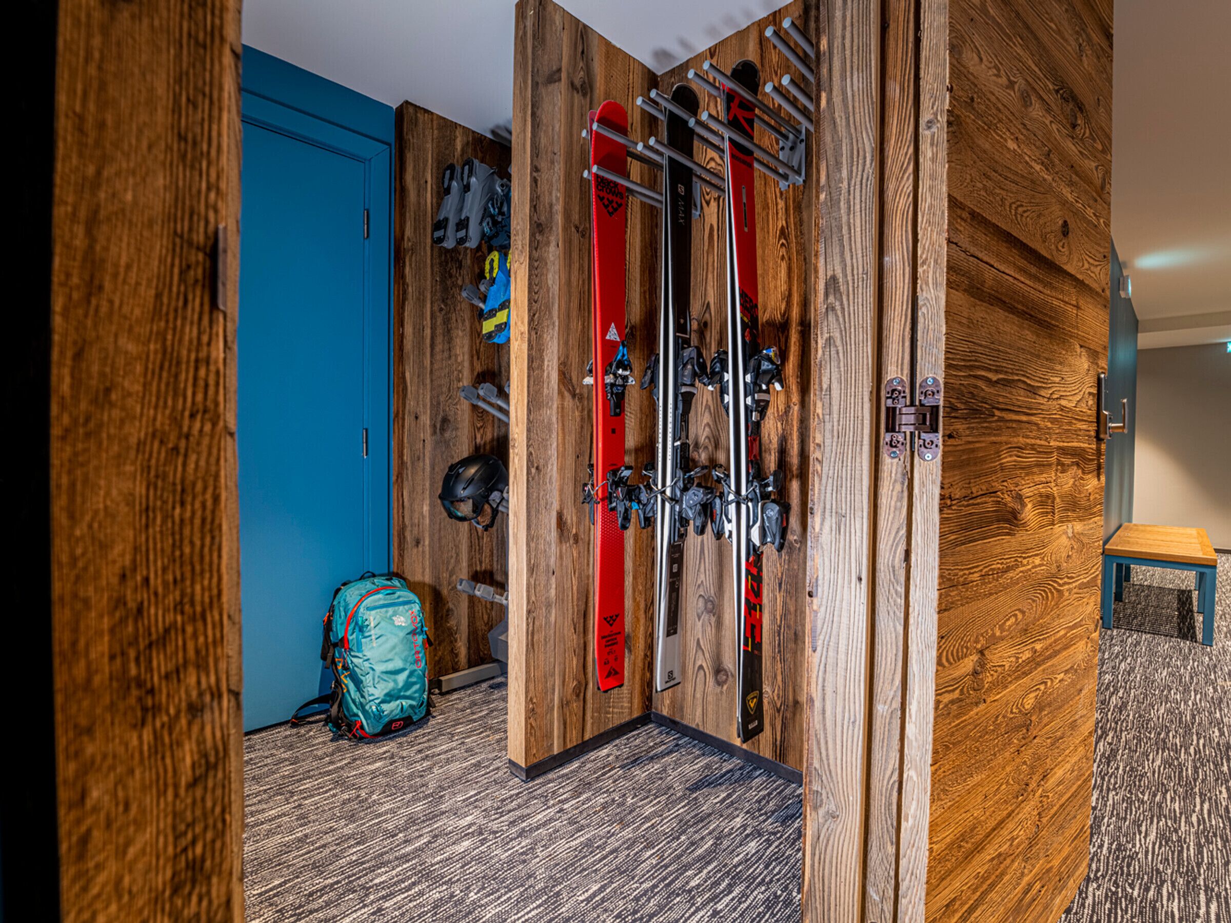 Un espace de stockage pour les skis, comprenant des skis et du matériel de ski.