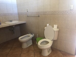 Phòng Suite tiện nghi đơn giản | Phòng tắm | Buồng tắm vòi sen, vòi sen phun mưa, khăn tắm 