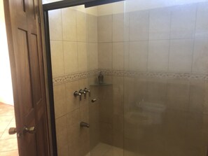 舒適套房 | 浴室 | 淋浴設備、淋浴花灑、毛巾