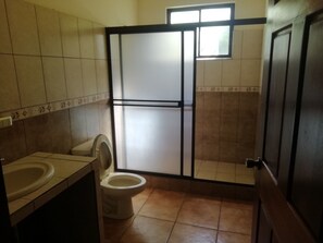 舒適客房 | 浴室 | 淋浴設備、淋浴花灑、毛巾