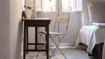 2 slaapkamers, een strijkplank/strijkijzer, reisbedje, gratis wifi