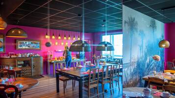 Tägliches Frühstücksbuffet (12 EUR pro Person)