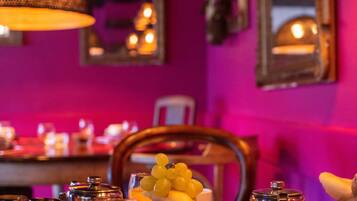 Petit déjeuner buffet (12 EUR par personne)