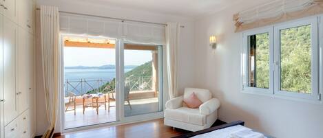 3 bedrooms, in-room safe, iron/ironing board, travel cot