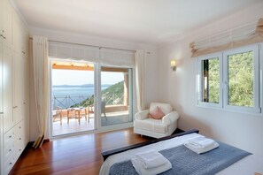 3 chambres, coffre-fort, fer et planche à repasser, lit de bébé portatif