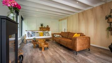 Een televisie en een open haard