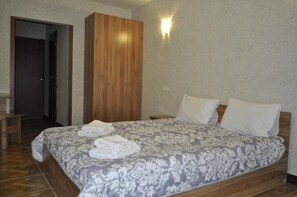 Habitación doble estándar, lanai | Tabla de planchar con plancha, wifi gratis y ropa de cama