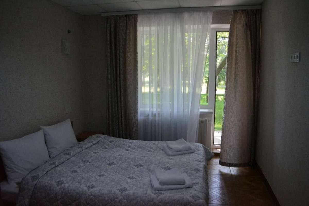 Habitación doble estándar, lanai | Tabla de planchar con plancha, wifi gratis y ropa de cama