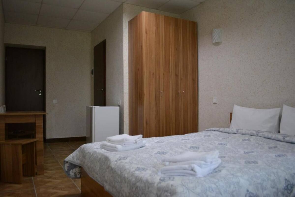 Habitación doble estándar, 1 habitación | Tabla de planchar con plancha, wifi gratis y ropa de cama