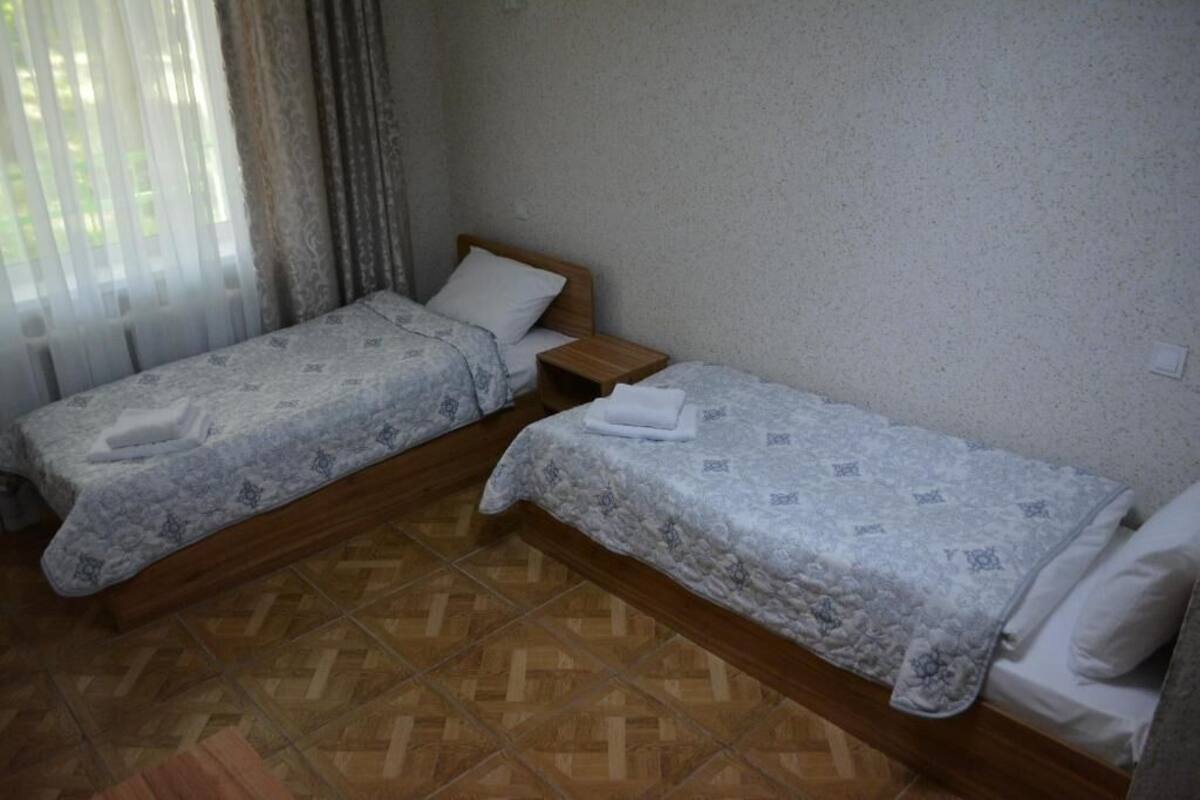 Habitación estándar con 2 camas individuales, lanai | Tabla de planchar con plancha, wifi gratis y ropa de cama
