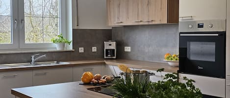Geladeira, micro-ondas, cooktop, lava-louças