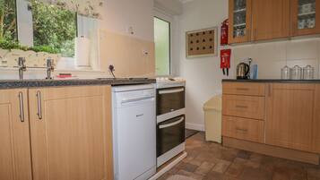 Cottage | Private kitchen | Fridge, microwave, dishwasher, electric kettle