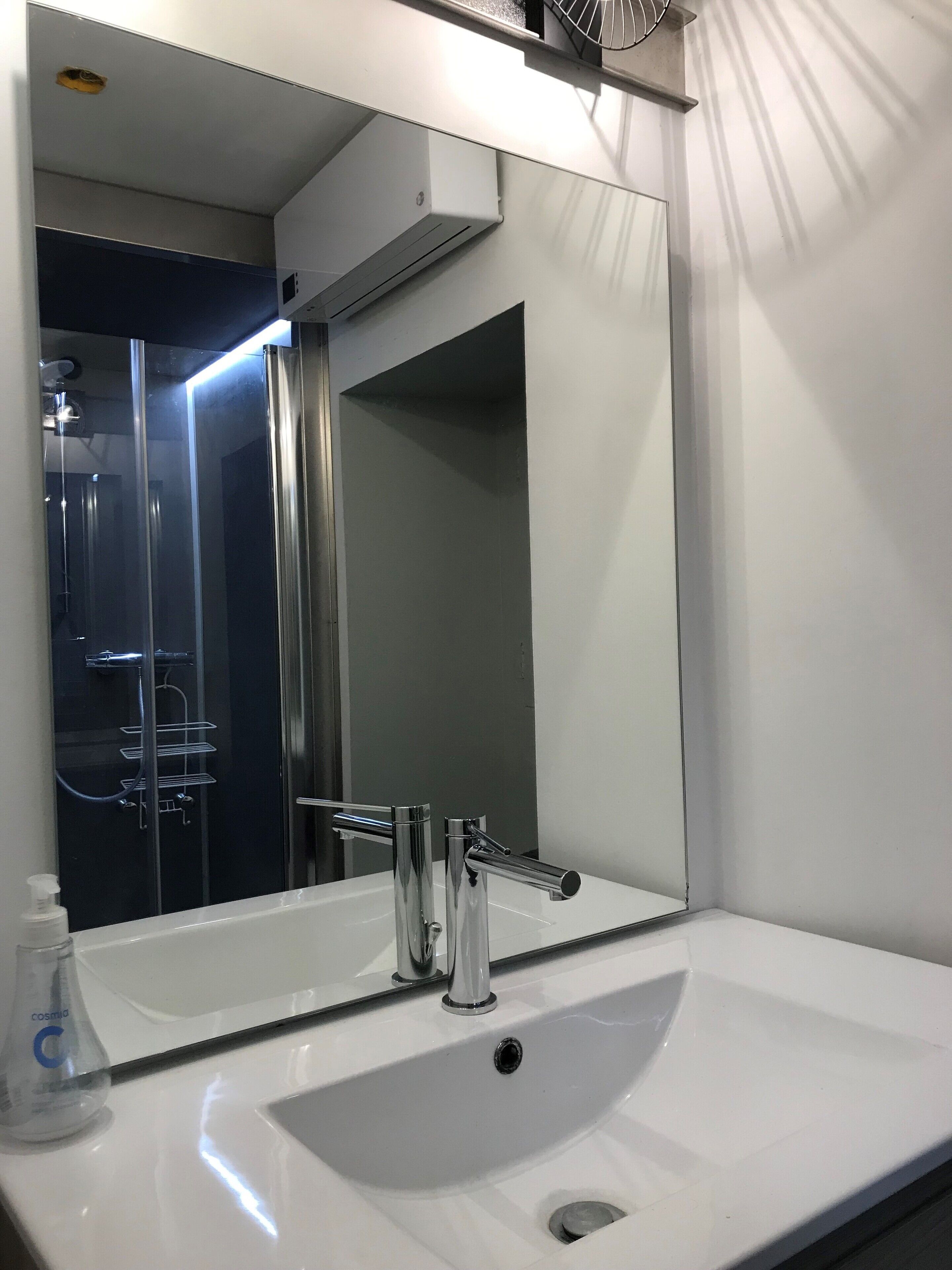 Douche, serviettes fournies, savon, papier toilette