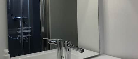 Douche, serviettes fournies, savon, papier toilette