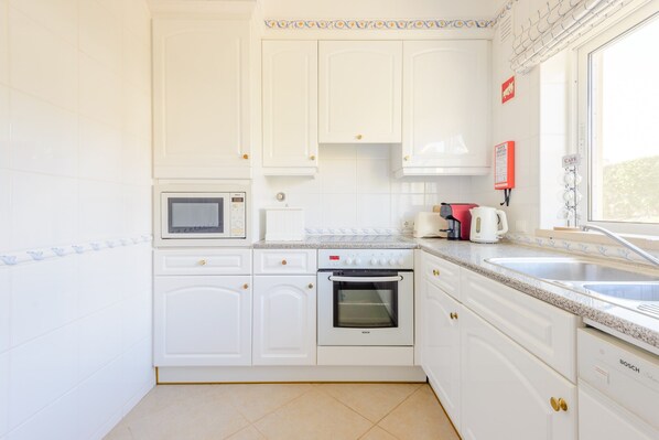 Fridge, microwave, oven, dishwasher - Casa Lomy - Boavista Resort and Spa (Lagos)