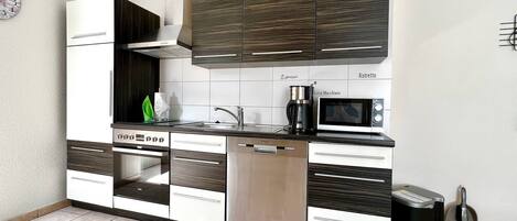 Kjøleskap, mikrobølgeovn, ovn og kokeplater