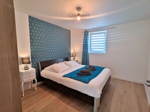 5 bedrooms, WiFi (free), bed sheets