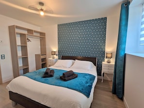 5 bedrooms, WiFi (free), bed sheets