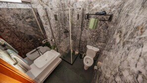 Dusche, Haartrockner, Handtücher, Seife