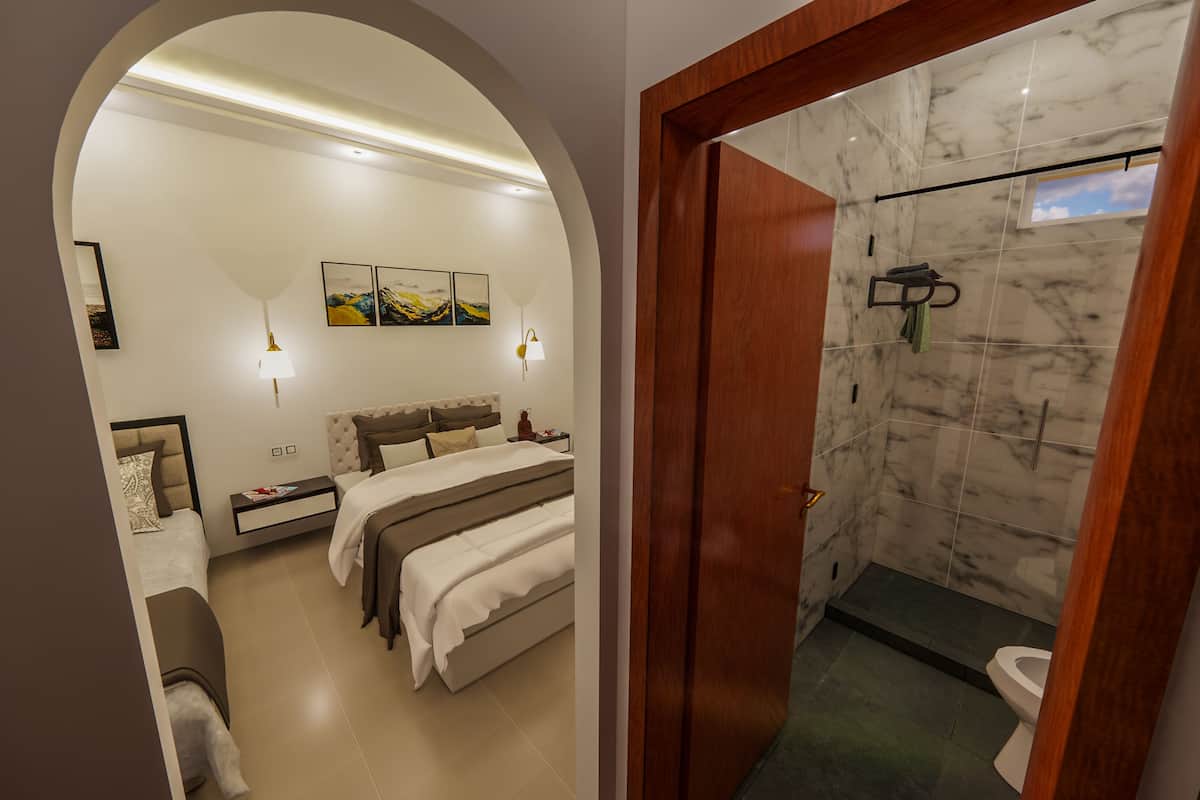 1 bedroom, desk, iron/ironing board, free cribs/infant beds