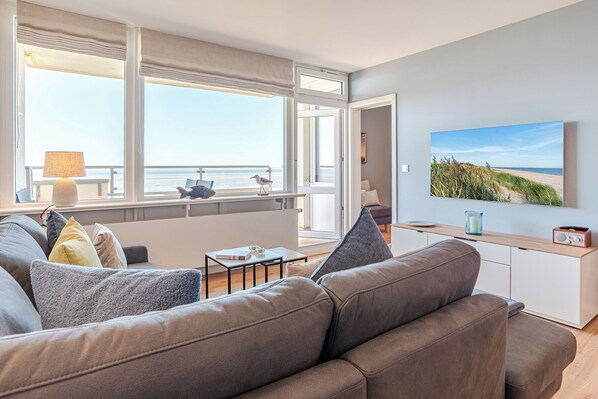 TV, bøker og stereoanlegg