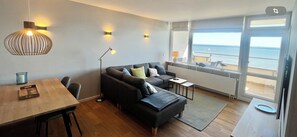 TV, bøker og stereoanlegg