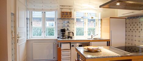 Een koelkast, een oven, een kookplaat, een vaatwasser