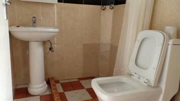 Cottage | Bathroom | Combined shower/tub, towels