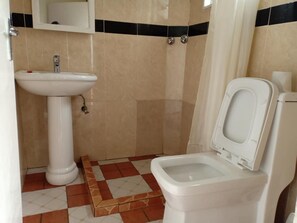 Cottage | Kamar mandi | Kombinasi shower/bathtub dan handuk