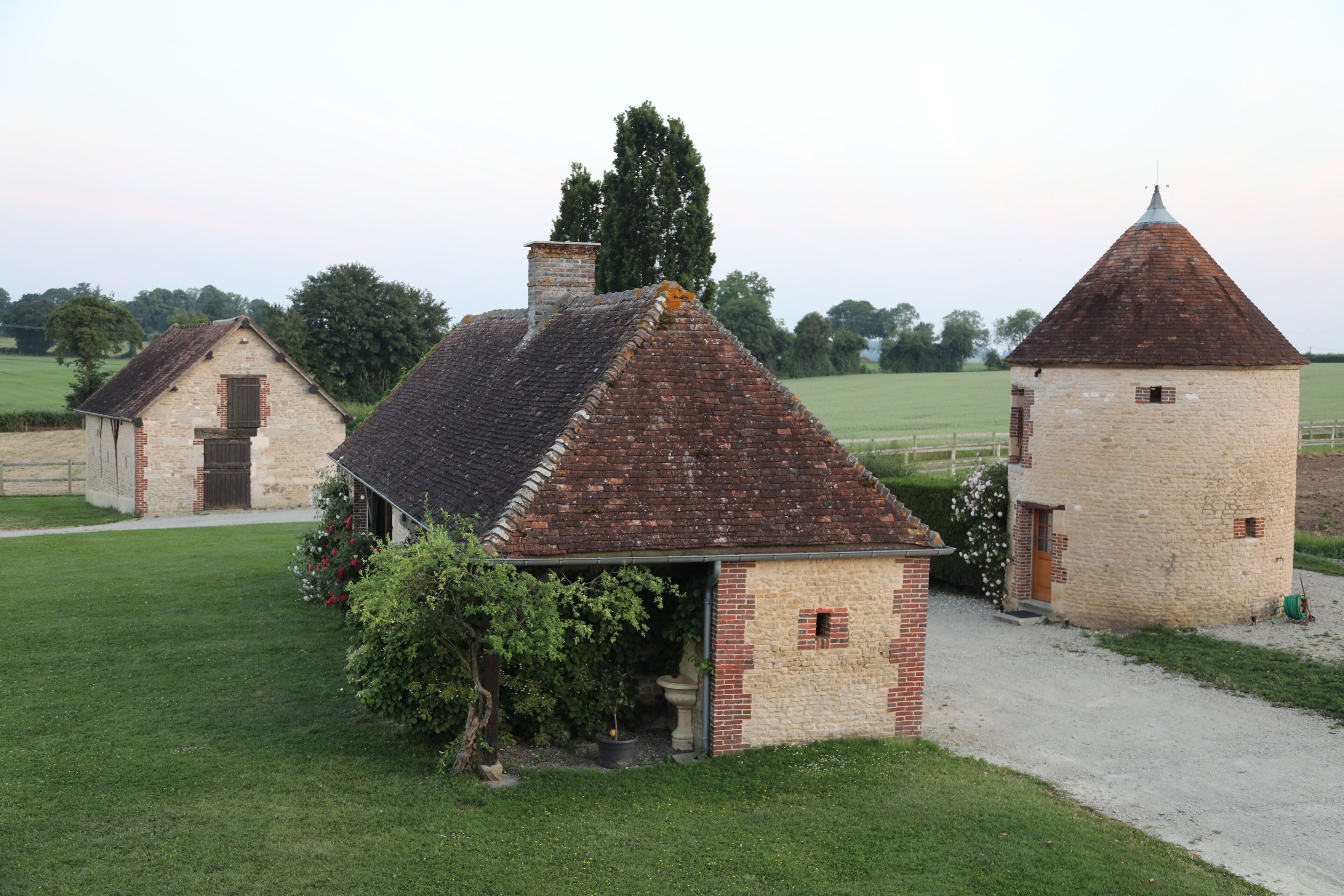 Ländliche Szenerie mit einem kleinen Backsteinhaus und einem Stein-Turm.