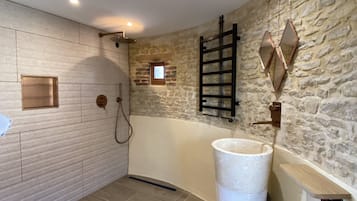 Signature Double Room, 1 King Bed, Terrace, Garden View | Bathroom