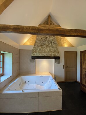 尊荣双人房 | 浴室 | 独立的浴缸和淋浴、大花洒淋浴喷头、吹风机、毛巾