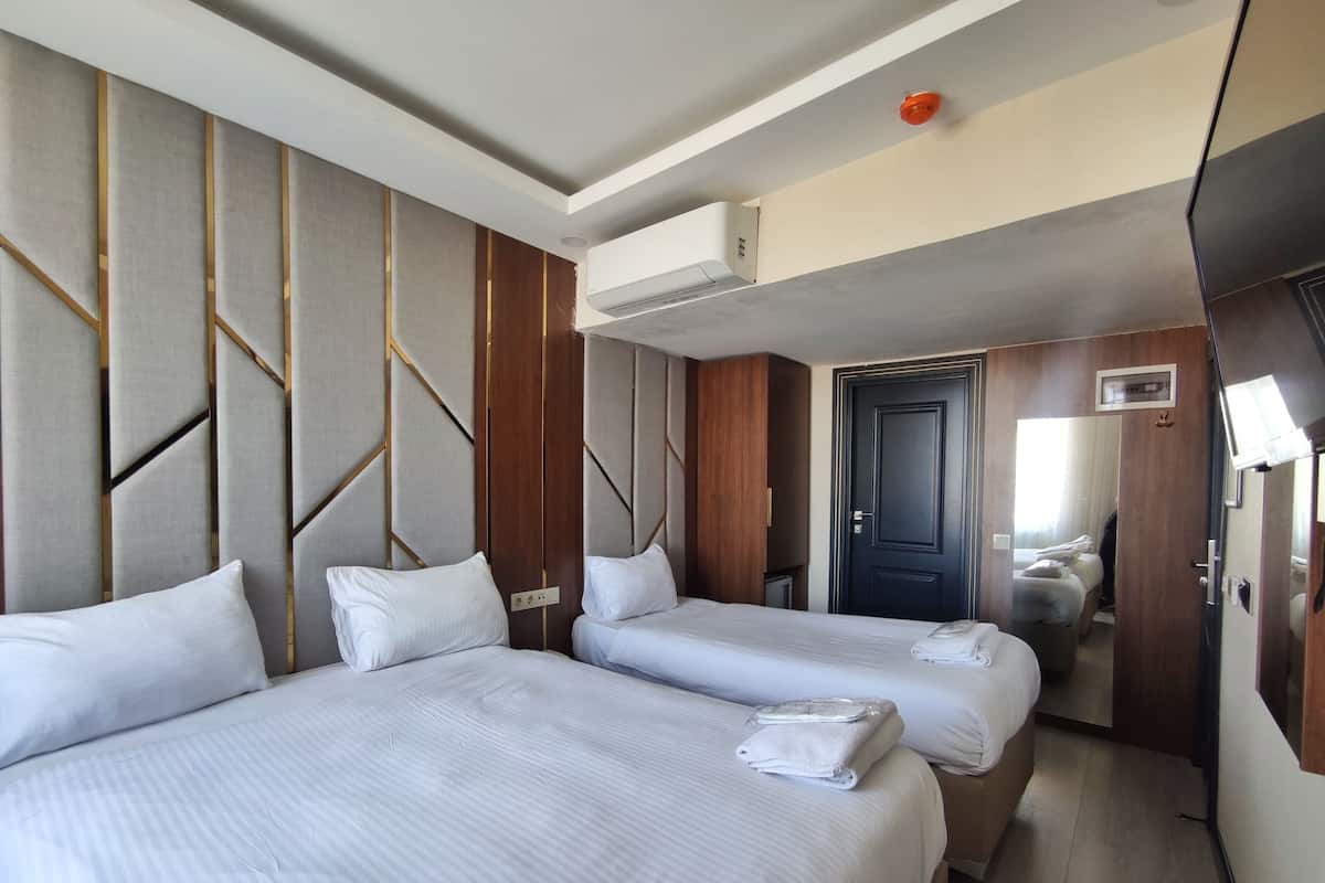 Habitación triple económica | 1 habitación, tabla de planchar con plancha, wifi gratis y ropa de cama