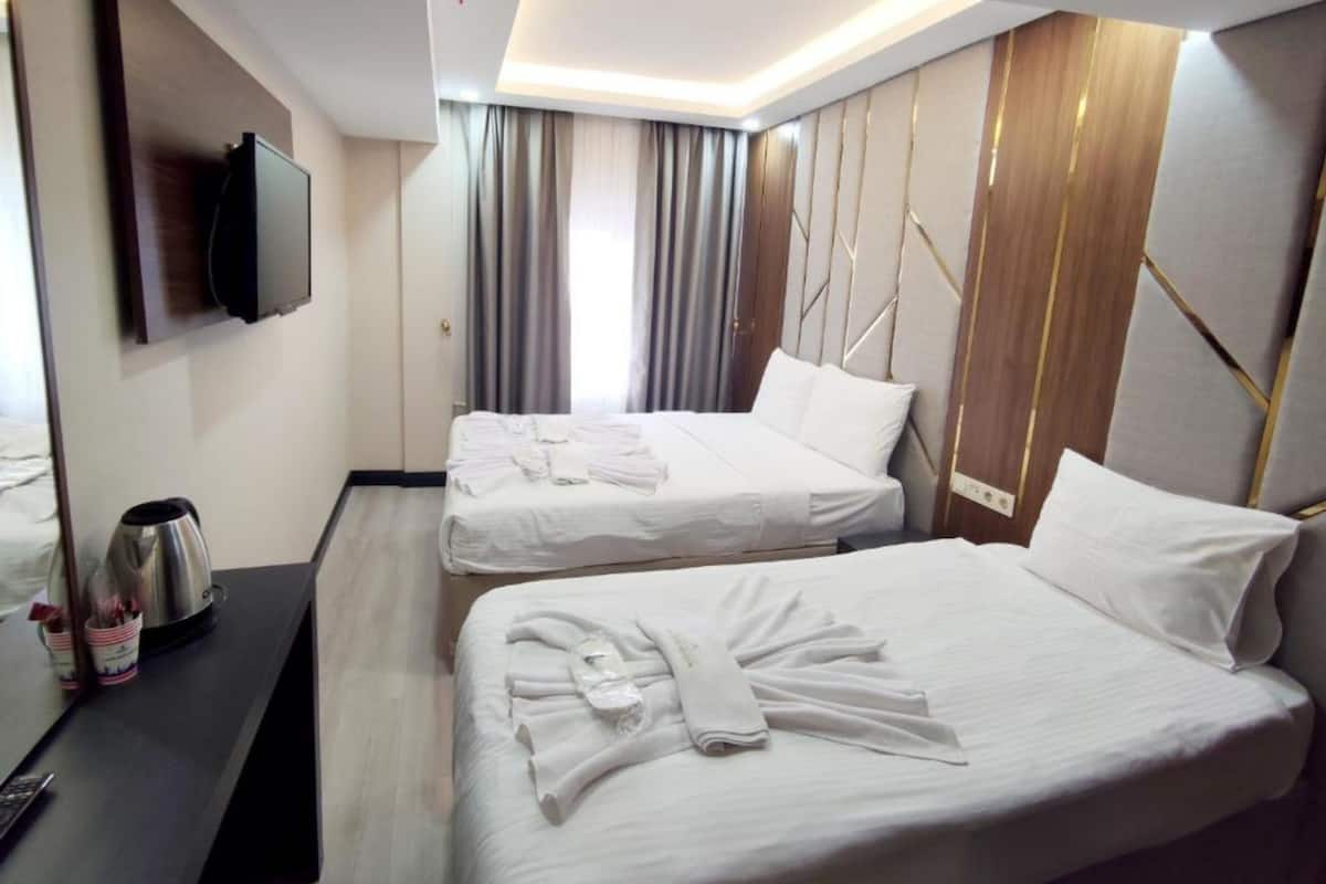 Standard Twin Room | Iron/ironing board, WiFi (free), bed sheets